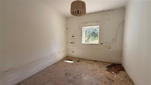Villa In Fase Di Ristrutturazione, 4 Vani, Trullo e Garage. Poco Distante.